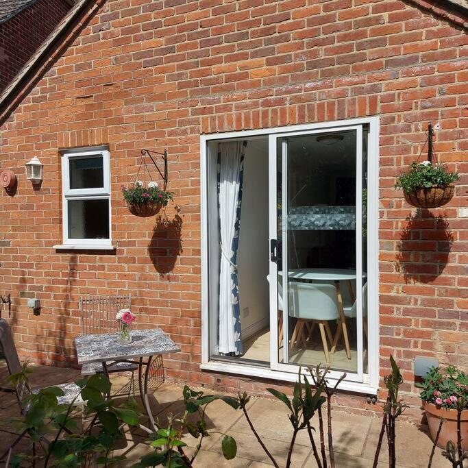 Cheerful, Cosy, One Bedroom Home With Patio And Parking Newbury (Berkshire) Exterior foto