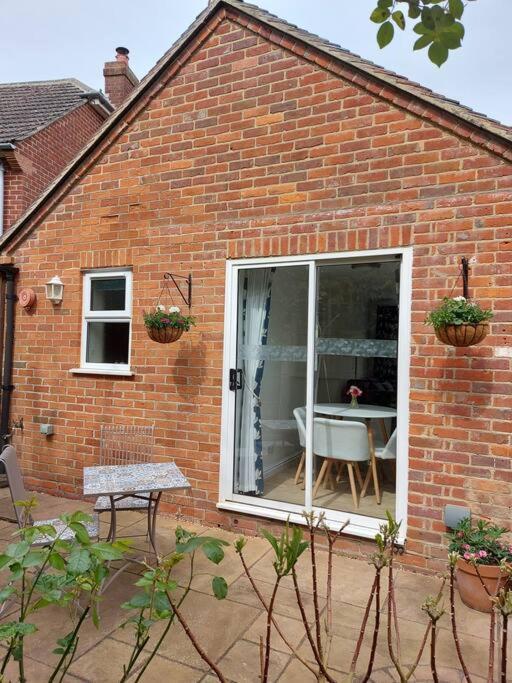 Cheerful, Cosy, One Bedroom Home With Patio And Parking Newbury (Berkshire) Exterior foto